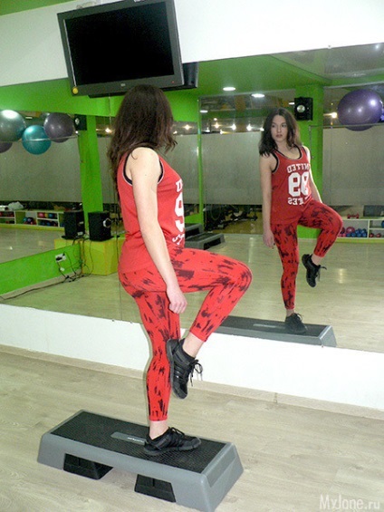 Care este pas cu platforma - de fitness, platforma pas, pas aerobic, antrenament cardio (aerobic pas) Care este pas cu platforma - de fitness, platforma pas, pas aerobic, antrenament cardio