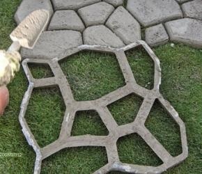 Folosind o matrita pentru pista de grădină din beton (utilizare) Folosind o matrita pentru calea de grădină din beton