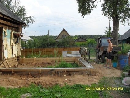 Ca o persoană pentru a construi o casa pentru vara (unul) Ca o persoană pentru a construi o casa pentru vara