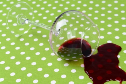 Cum să se spele de vin roșu - haine albe și colorate, cu blugi pânză (alb) Cum să se spele de vin roșu - haine albe și colorate, cu tesatura blugi