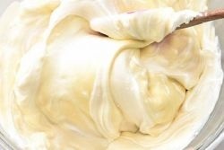 Crema de smântână și lapte condensat (lapte condensat) Crema de smântână și lapte condensat