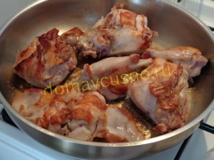 Iepure prăjită în tigaie (ca delicios pentru a găti un iepure) Rabbit prăjit într-o tigaie