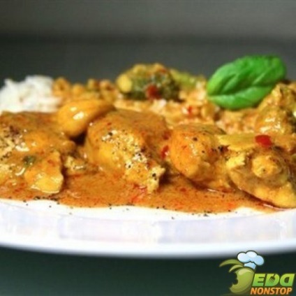 Pui fiert în smântână pentru un prânz sau o cină delicioasă (pui) Pui fiert în smântână pentru un prânz sau o cină delicioasă
