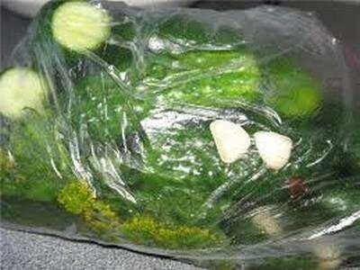 Sărați pachet castraveciori (castraveciori sărați) castraveți sărați într-un pachet