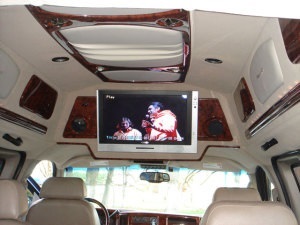 minivan Cadillac espresso (Cadillac Escalade Express), care rulează pe un microbuz Cadillac Escalade (minivan laminate cu sofer) Minivan Cadillac Espresso (Cadillac Escalade Express), angaja un microbuz la Cadillac Escalade