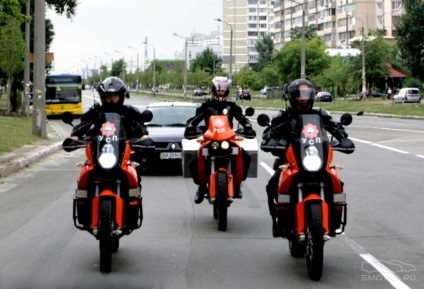 Biciclete vs automobile (Posesorii de automobile se bucură foarte motocicliști) Biciclete vs automobile
