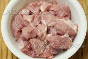 carne prăjită și ceapa într-o tigaie (carne) Carnea prăjită cu ceapa într-o tigaie