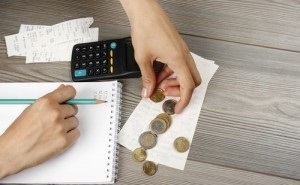 Trebuie să plătească impozit pe vânzarea casei cu terenul (taxa) Trebuie să plătească impozit pe vânzarea casei cu terenuri