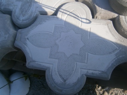 Brăzdată cu dale de pavaj cu mâinile lor (lor) Pavele au fost turnate cu propriile sale mâini