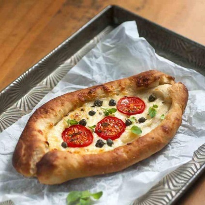 Pizza - un fel de mâncare național italian (grame de ulei de măsline) Pizza - un fel de mâncare național italian