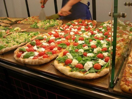 Pizza - un fel de mâncare națională italiană (italiană) Pizza - un fel de mâncare național italian