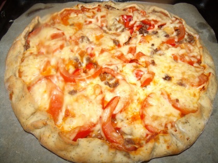 Pizza cu carne și roșii ( „umplutura“ testului este posibil) Pizza cu carne și roșii