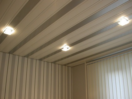 plafon de plastic cu mâinile sale de instalare, siding, avantaje în articol cu fotografii și video (PVC plafon din material plastic panou) plafon de plastic cu mâinile sale de instalare, siding, avantaje in articol cu fotografii și video