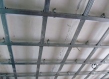 Plafonul cu mâinile lui în casă (tavan) Plafonul cu mâinile în casă
