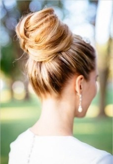 fascicul de hairstyle cu mâinile în păr mediu și lung (fascicul) fascicul de hairstyle cu mâinile în păr mediu și lung
