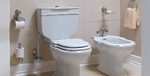 Plasarea sanitare în baie și someschennom baie (amplasarea de instalații sanitare în instalații sanitare de cazare baie în unitatea de baie sanitare în baie combinație) Plasarea sanitare în baie și someschennom baie
