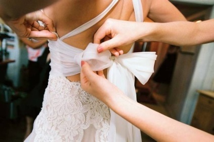 Rochia de mireasa cu arcul înapoi pentru a crea o imagine romantica a miresei (DRESS) Rochia de mireasa cu arcul înapoi pentru a crea o imagine romantica a miresei