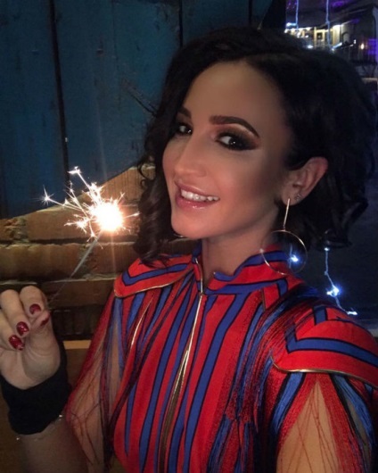 Olgi Buzovoy tatuaj pe brațul, piciorul și înapoi (Olga) Olgi Buzovoy tatuaj pe braț, picior și spate