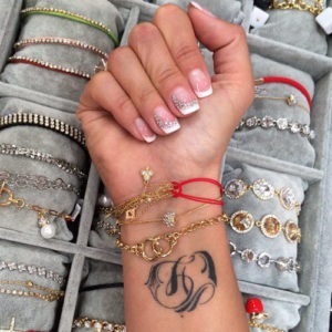 Olgi Buzovoy tatuaj pe braț, picior și înapoi (tatuaj) Olgi Buzovoy tatuaj pe braț, picior și spate