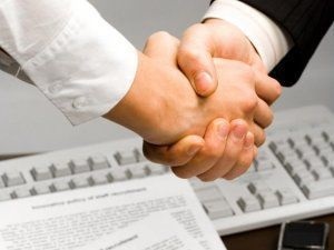 Tradiția de oameni tremura mâinile (strămoșii vrut să demonstreze) Tradiția strângeri de mână de sex masculin