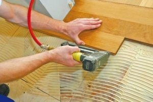 De stabilire a dușumea ca să-și pună mâinile (lor) De stabilire a dușumea ca să-și pună mâinile