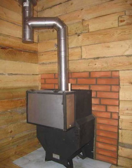 Setarea cuptorului în baie cu mâinile cum se pune soba de fier de metal cu lemne în (brațe) Setarea cuptorului în baie cu mâinile cum se pune soba de fier de metal cu lemne în