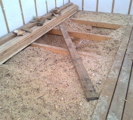 Izolația tavanului de rumeguș, portal de construcție (este necesar acest proces) Izolația tavanului de rumeguș, portal de construcție