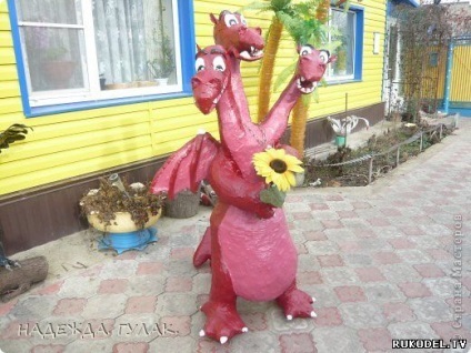 figura Dragon Garden cu mâinile (mâini) figura Dragon Garden cu mâinile sale