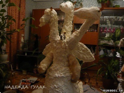 Forma Dragon Garden cu mâinile (figura) figura Dragon Garden cu mâinile sale