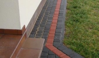 C începe construirea unei noi acasă (construcția unei case noi) C începe construirea unei noi acasă