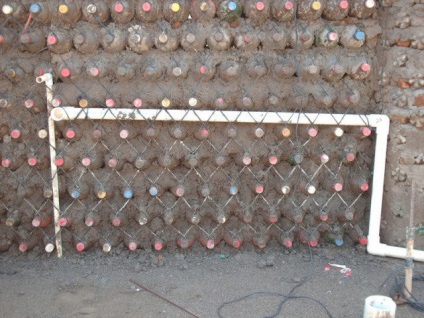 Casa din sticle de plastic cu propriile lor mâini (foto) (casă din sticle de plastic) Casa din sticle de plastic cu propriile lor mâini (foto)