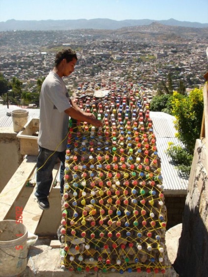 Casa din sticle de plastic cu propriile lor mâini (foto) (plastic) Casa din sticle de plastic cu propriile lor mâini (foto)