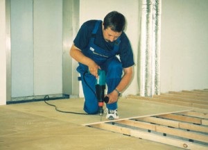Cum să se alinieze la podea cu mâinile lor sub parchet laminat, lemn sau linoleum (laminat) Cum să se alinieze la podea cu mâinile sub laminat, lemn sau linoleum
