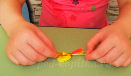 Buchet de trandafiri cu mâinile lor (meserii din hârtie cu prescolarii) Buchet de trandafiri cu mâinile lor
