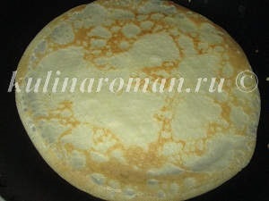 Clatite umplute cu carne de pui și ciuperci într-un sos cremos, retete delicioase (rulouri de primăvară) Clatite umplute cu carne de pui și ciuperci într-un sos cremos, retete delicioase