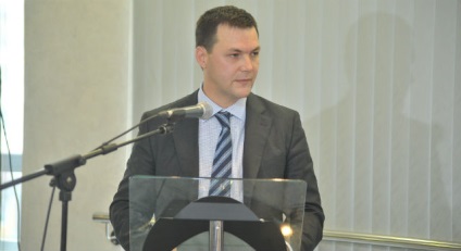 Cine este în spatele ei (numele contractelor de acord) Cine ce face