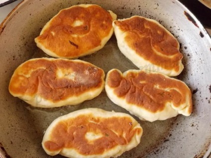 Torturi prăjite într-o rețetă tigaie cu umpluturi fotografie pentru plăcinte, aluatul pe iaurt, produse de patiserie (prăjituri prăjite într-o tigaie cu rețetă foto) Torturi prăjite într-o rețetă tigaie cu umpluturi fotografie pentru plăcinte, aluatul pe iaurt, produse de patiserie
