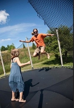 Trampoline (trambulină) Sarind pe o trambulină