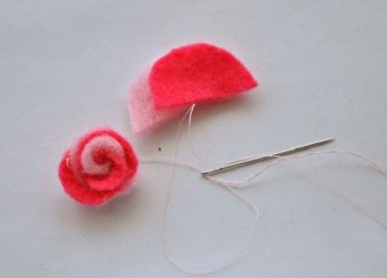 Rose a făcut din pâslă, cu mâinile lor (pâslă) Rose a făcut din pâslă, cu mâinile lor