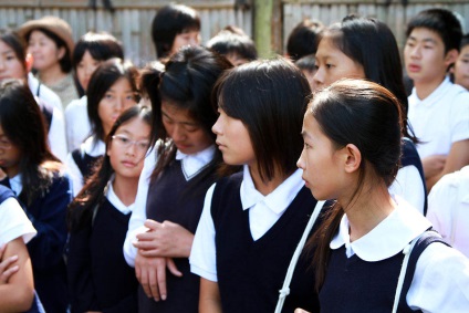 studenți japonezi - știri în imagini (cămașă albă, sacou inchis) studenți japonezi - știri în imagini