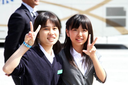 studenți japonezi - știri în imagini (cămașă albă, sacou inchis) studenți japonezi - știri în imagini