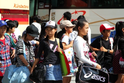 studenți japonezi - știri în imagini (cămașă albă, sacou inchis) studenți japonezi - știri în imagini
