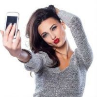 Poses și idei în scopul de a face în mod corespunzător o selfie frumoasă