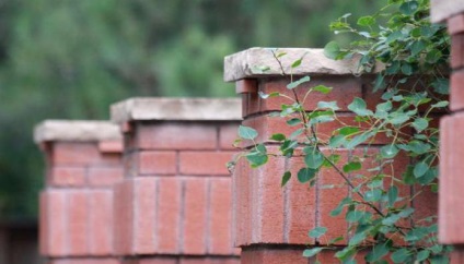 Cum de a construi un gard cu stâlpi de cărămidă