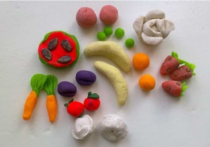 Зліпити овочі і фрукти з пластиліну
