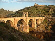Arch - aceasta (arc în formă de arc-) Arch - acest