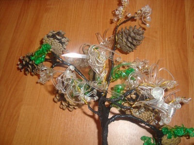 Lemn dintr-o sticla de plastic și conuri (conuri) Lemn dintr-o sticla de plastic si conuri