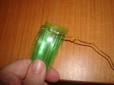 Lemn dintr-o sticla de plastic și conuri (conuri) Lemn dintr-o sticla de plastic si conuri