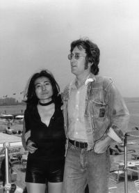 John Lennon și Yoko Ono (John) John Lennon și Yoko Ono