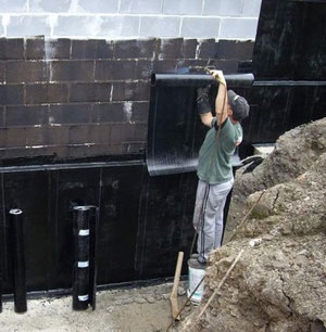 Hidroizolarea tipuri de subsol de impermeabilizare exterioare și punerea sa în aplicare, cu propriile lor mâini (în aer liber) Tipuri de Hidroizolarea subsol de impermeabilizare exterioare și punerea sa în aplicare cu propriile lor mâini